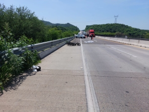 Motociclista resulta herido al derrapar sobre la carretera Culiac&aacute;n-Mazatl&aacute;n