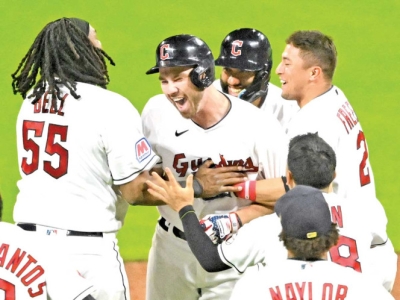 Cleveland detiene el m&aacute;gico viaje de los Bravos