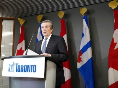 Renuncia el alcalde de Toronto tras descubrirse una relaci&oacute;n con una ex empleada de su oficina