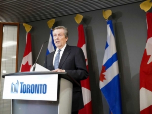 Renuncia el alcalde de Toronto tras descubrirse una relaci&oacute;n con una ex empleada de su oficina