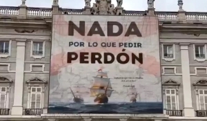 Colocan una supuesta lona colgada en la fachada del Palacio Real de Madrid