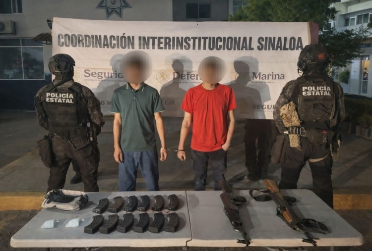 En Culiac&aacute;n, Grupo Interinstitucional detiene a 2 civiles; les aseguran armas, municiones y 2 mil pastillas de Fentanilo