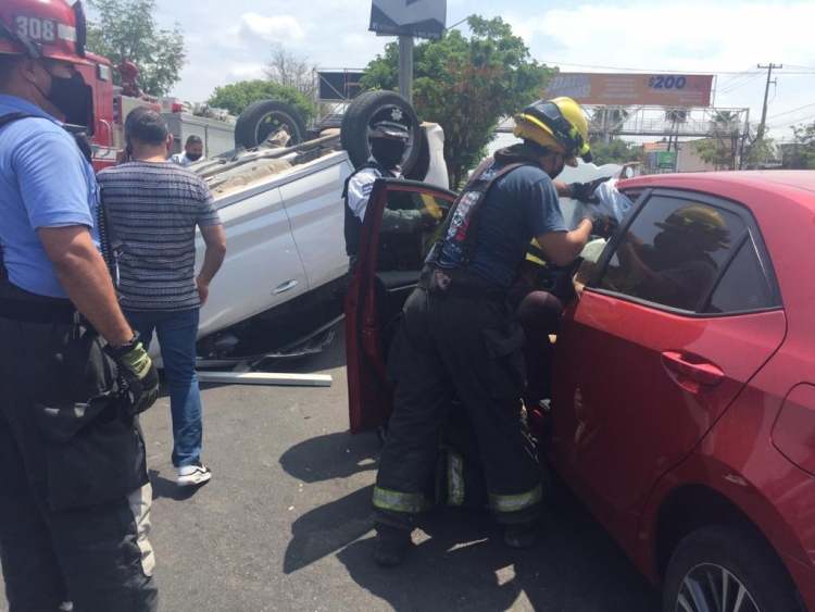 Susto y p&eacute;rdidas materiales en choque y volcadura por el Lola Beltr&aacute;n, en Culiac&aacute;n