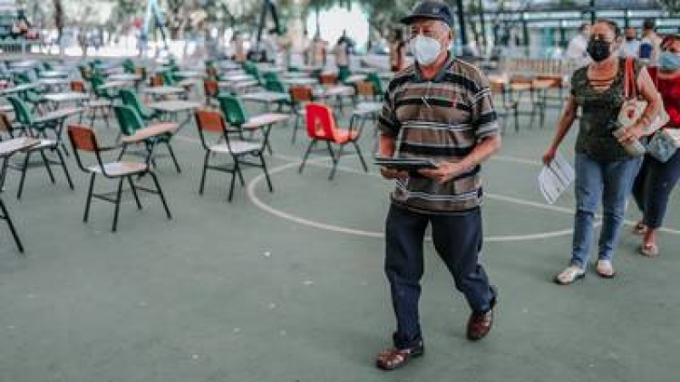 Chiapanecos, con miedo a vacunarse; &ldquo;nuestro posh mata el covid&rdquo;, dicen