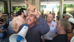 Se manifiestan en Palacio de Gobierno productores agr&iacute;colas exigen a 7 mil 200 pesos la tonelada de ma&iacute;z