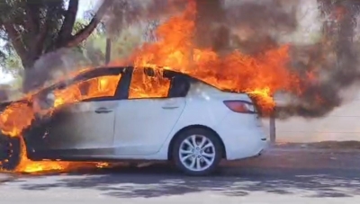 Conductor resulta ileso tras incendiarse su autom&oacute;vil, en el fraccionamiento Valle Alto