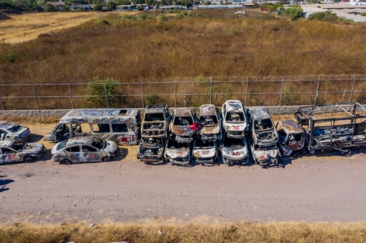 Retiran m&aacute;s de 120 veh&iacute;culos calcinados tras segundo "Culiacanazo"