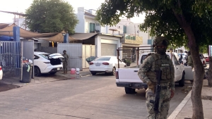 Delincuentes balean tres veh&iacute;culos en auto lavado en la colonia 4 de Marzo, Culiac&aacute;n