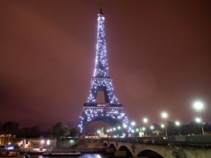 Par&iacute;s apagar&aacute; iluminaci&oacute;n de Torre Eiffel y otros monumentos ante crisis energ&eacute;tica