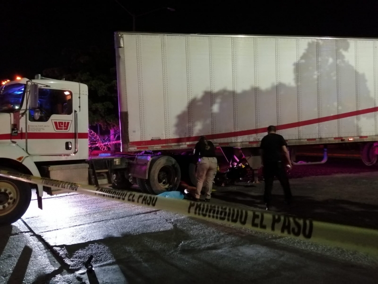 Joven motociclista muere aplastado por un tr&aacute;iler, en Culiac&aacute;n