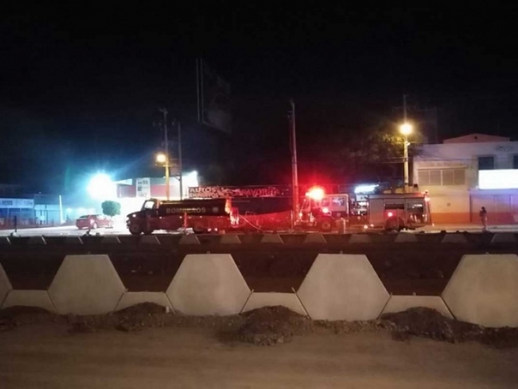 Atacan e incendian taquer&iacute;as y un lote de carros en Celaya