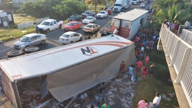 Se vuelca tr&aacute;iler de cerveza en Tabasco y pobladores de la zona hacen rapi&ntilde;a