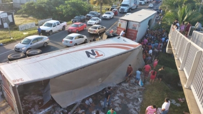 Se vuelca tr&aacute;iler de cerveza en Tabasco y pobladores de la zona hacen rapi&ntilde;a