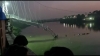 El puente colgante 'Morbi' se derrumba en India y decenas de personas caen al mar; hay m&aacute;s de 50 muertos