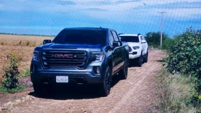 Hallan dos j&oacute;venes sin vida dentro de una camioneta Sierra, en Guasave