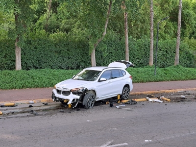 Una familia en una camioneta resulta con golpes leves tras impactarse contra unos postes de contenci&oacute;n de la ciclov&iacute;a del Jard&iacute;n Bot&aacute;nico, en Culiac&aacute;n