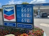 Biden eval&uacute;a levantar temporalmente impuesto a gasolina en EU