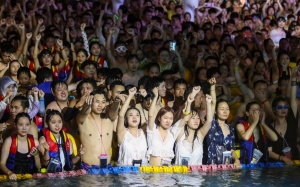 Realizan macro fiesta con miles de asistentes en Wuhan, donde comenz&oacute; el Covid-19