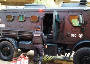 En Ciudad de M&eacute;xico: Polic&iacute;as 'blindan' el INE ante protesta de la CNTE; maestros bloquean tambi&eacute;n Hacienda, SEP y Bancos