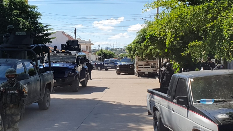 Les apunta a los soldados y se les escapa brincando bardas, en Culiac&aacute;n