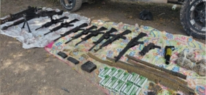 En Navolato, grupo de fuerzas especiales de seguridad asegura armas tras reconocimientos terrestres; destacan ametralladoras, fusil Barrett y lanzagranadas