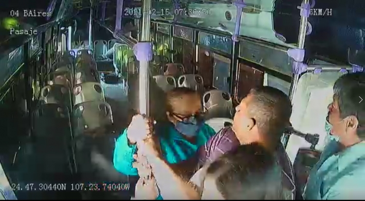 Videos evidencian la falta de valor civil de pasajeros que ven acuchillar a mujer en cami&oacute;n