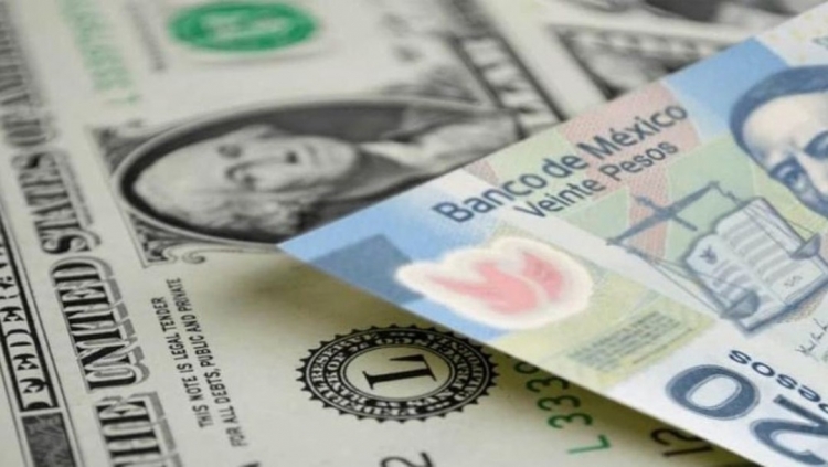 Venta del d&oacute;lar llega a los 23.24 pesos en los bancos