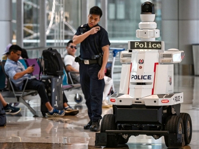 Singapur desplegar&aacute; escuadr&oacute;n de 'polic&iacute;as robots' para patrullar las calles