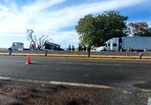 Militares se impactan contra muro de contenci&oacute;n en autopista de Culiac&aacute;n