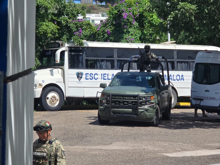 Amenaza en WhatsApp provoca evacuaci&oacute;n de alumnos en la Escuela Normal de Sinaloa, en Culiac&aacute;n