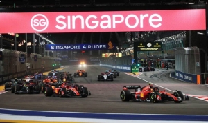 Carlos Sainz gana el GP de Singapur 2023 por &lsquo;un pelito&rsquo;; deja atr&aacute;s a Verstappen y 'Checo' P&eacute;rez