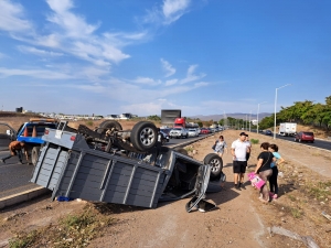 Dos mujeres resultan ilesas tras volcarse en La Costerita