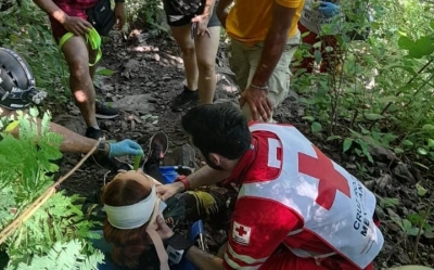 Mujer result&oacute; herida tras caer en las cascadas de San Antonio