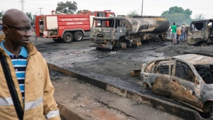 Mueren 8 personas en explosi&oacute;n de cami&oacute;n cisterna con combustible, en Nigeria