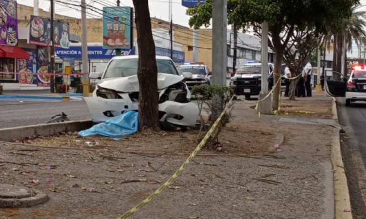 Muere mujer de la tercera edad embestida por auto BMW en Mazatl&aacute;n