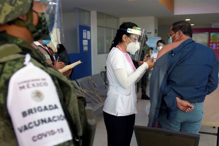 A 9 meses de que inici&oacute; la vacunaci&oacute;n, 1 de 3 mexicanos tiene esquema completo
