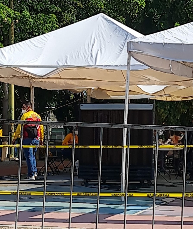 Los siervos de la naci&oacute;n con cooler y la poblaci&oacute;n en el calor&oacute;n