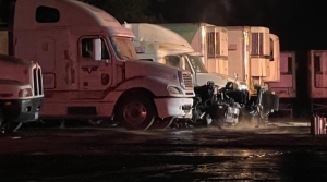 Fuego consume 2 veh&iacute;culos de carga; uno m&aacute;s sufre da&ntilde;os en un taller, en Barrancos, en Culiac&aacute;n