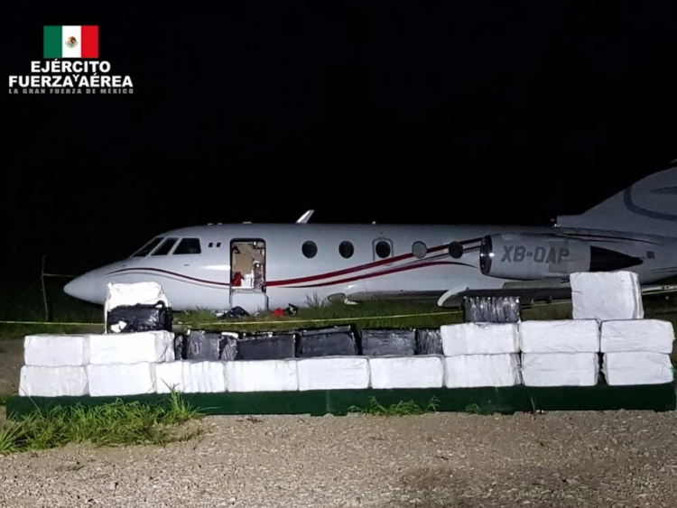 Sedena asegura 369 mdp en coca&iacute;na dentro de una avioneta en Chiapas