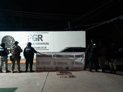 Aseguran una camioneta con impactos de arma de fuego y armas en el interior, inform&oacute; la SSP