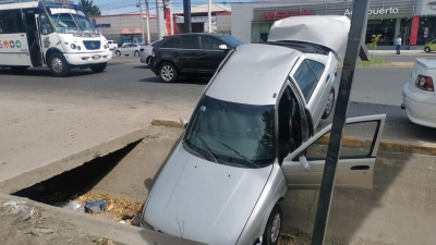 Aparatoso accidente en la colonia en la calzada Aeropuerto
