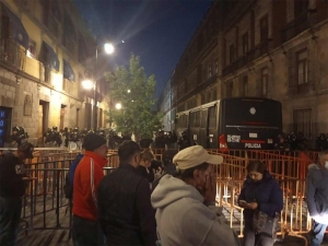 Maestros de Oaxaca intentan dar 'portazo' en puerta de Palacio Nacional y rechazan aumento del 8.2%