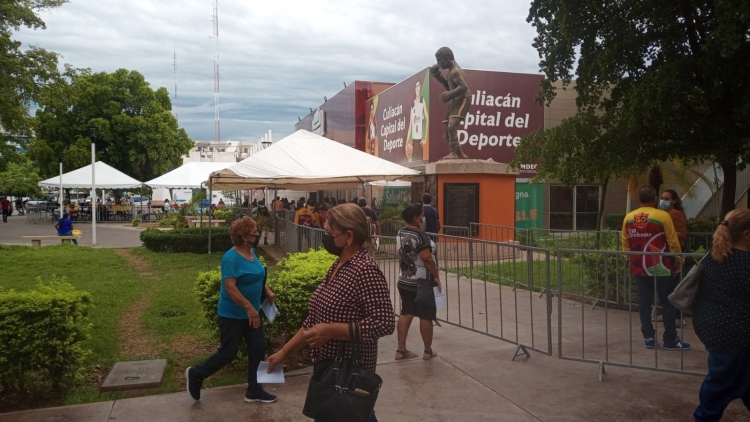 Aplican segunda dosis a rezagados mayores de 50 y embarazadas