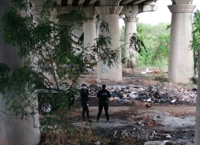 Golpean y dejan desnudos a tres hombres debajo de puente, en Culiac&aacute;n