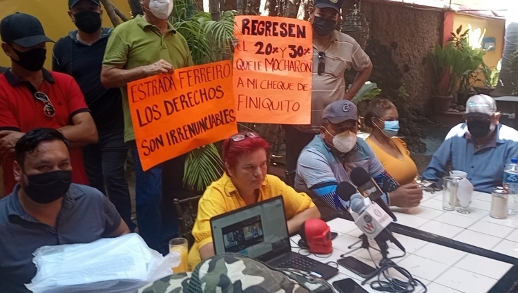 Con temor polic&iacute;as jubilados esperan su cheque de prima de antig&uuml;edad sin el &acute;moche&acute;