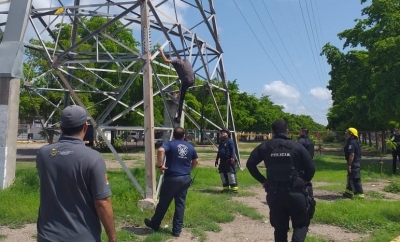 Rescatan a hombre que intentaba arrojarse de una torre de la CFE