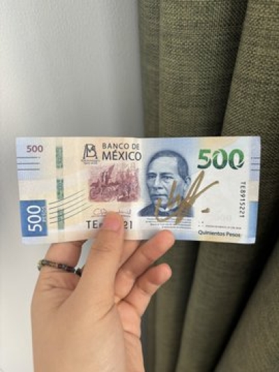 Mujer china recibe aut&oacute;grafo del &acute;Checo&acute; P&eacute;rez en billete de 500 pesos mexicanos