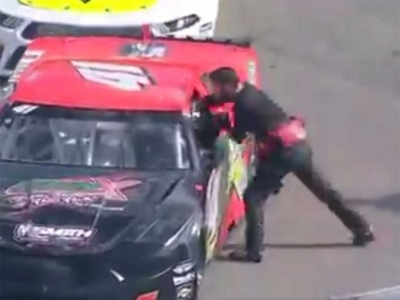 Piloto de Nascar agrede a su compa&ntilde;ero en plena pista