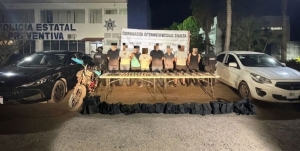 Grupo Interinstitucional detiene en la Colonia San Benito, en Culiac&aacute;n, a 8 personas y asegura armas, cargadores, cartuchos y veh&iacute;culos
