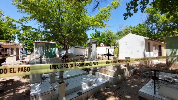 Buscadores dos restos humanos en fosa en el pante&oacute;n de Navolato